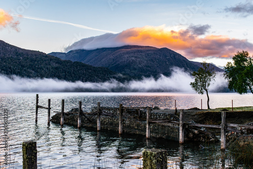 Foto Lago patagónico con montañas y nubes al amanecer