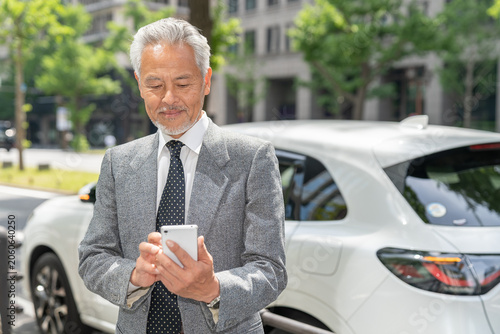 シニア男性　スマホ　ビジネス