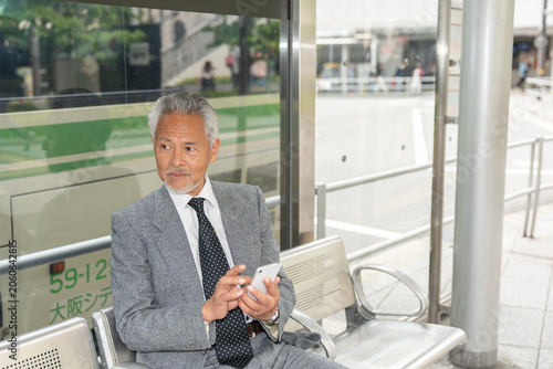シニア男性　スマホ　ビジネス
