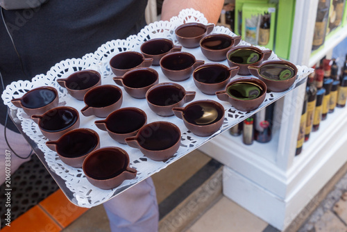 Fotografía Crowd assembles for shots of traditional Portuguese sour morello cherries sweete