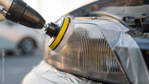 Fotografie The process of polishing car headlights outdoors.