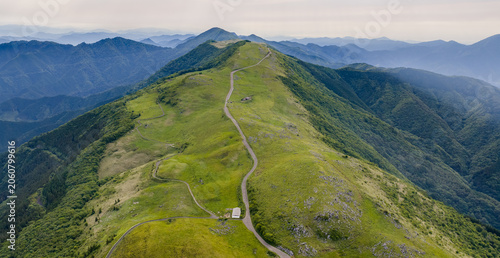 Obraz na plátně Aerial View of the Rolling Grasslands and Ridge Road of Shikoku Karst