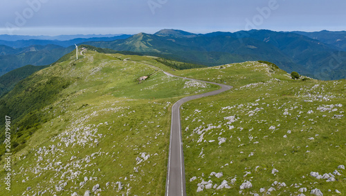 Fotografía Winding Road Through Limestone Grasslands on the Shikoku Karst Plateau
