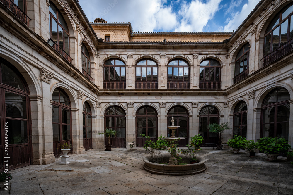 Fototapeta premium Calle histórica con arco en el casco antiguo de Toledo, España 