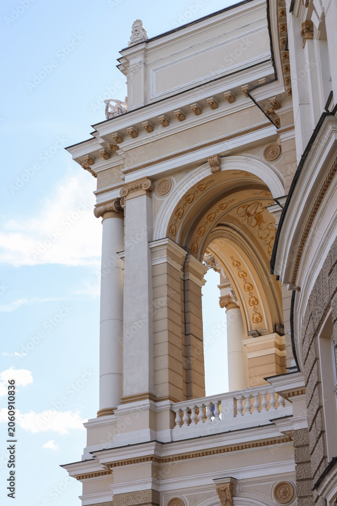 Fototapeta premium Building features columns and arches with a clear sky view