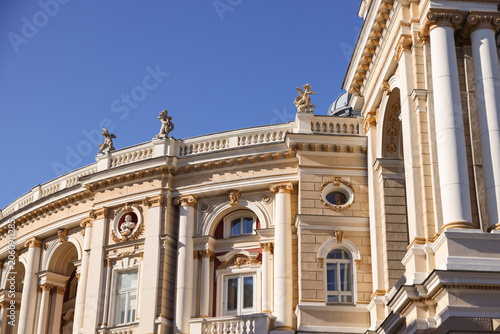 Tableau sur toile Historical architecture featuring curved shapes and sculptures