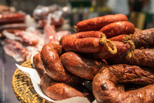 Fotografie Primer plano de ristras de chorizo curado artesanal expuestas sobre un mostrador