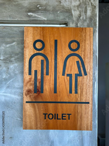 Cuadro en lienzo wooden restroom sigh with male and female symbol and toilet text
