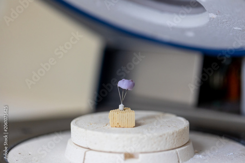 Φωτογραφία Tiny 3D Printed Dental Crown Model on Milling Machine Platform