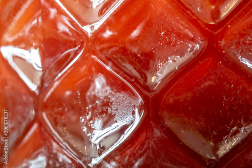 Square pattern on the surface of the clear glass that allows you to see the iced tea inside