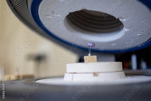Foto Dental Crown Being Fired in a Ceramic Kiln