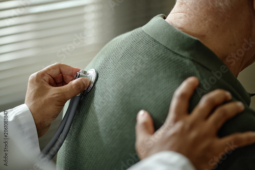 Quadro su tela Senior patient receiving chest examination from doctor in clinic, showing preventive healthcare and medical consultation