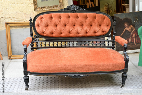 Cuadro en lienzo Old furniture sofa on the antiques flea market