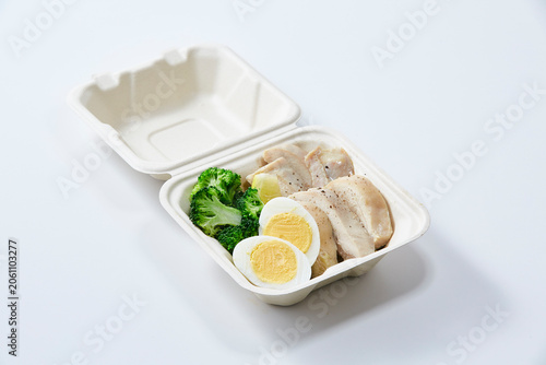 фотографія 高タンパク質ヘルシー弁当 鶏むね肉とブロッコリー