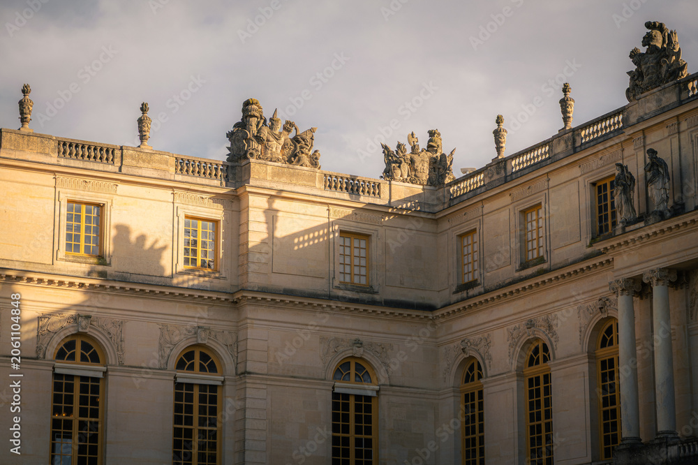 Obraz premium Château de Versailles façade dorée lumière hivernale