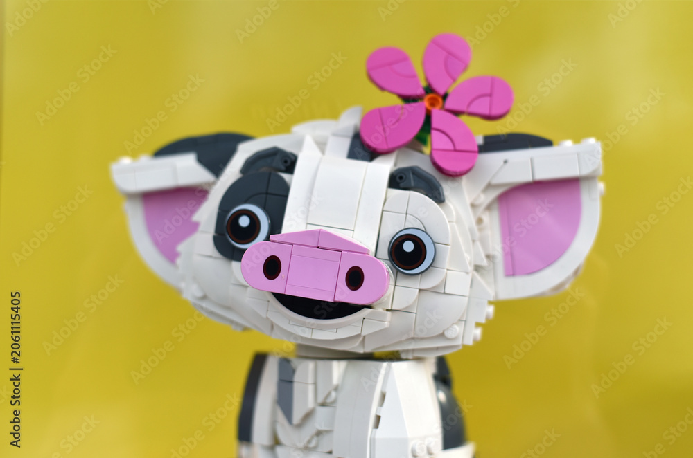 Fototapeta premium A portrait of a cow made out of Lego