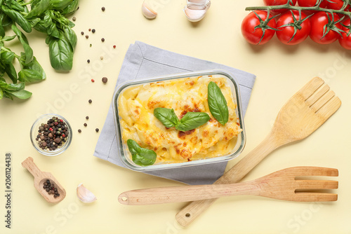 Delicious baked macaroni an...