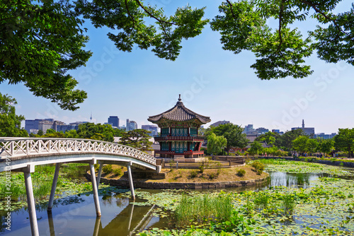 Foto Gyeongbokgung Palace Hyangwonjeong Pavilion and Pond with Seoul City Skyline in