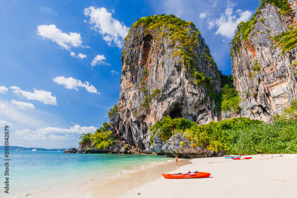 Obraz premium Thailand, Krabi. Kayak on a tropical beach with limestone rock.