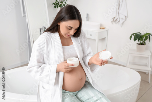 Young pregnant woman with o...