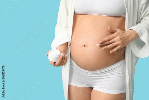 Young pregnant woman applyi...