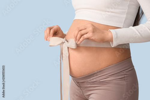 Young pregnant woman with b...