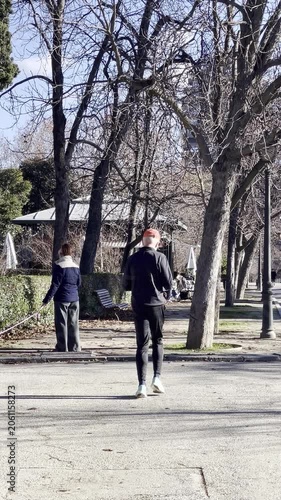 Footing senior correr persona mayor actividad ejercicio físico aeróbico cardio saludable runner jogging