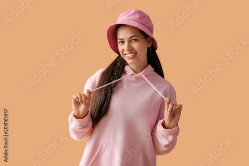 Young brunette woman in buc...