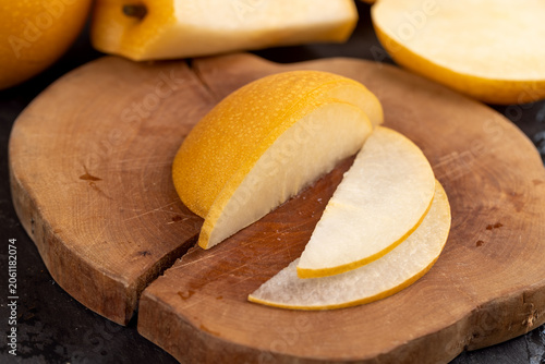 sliced pear, fresh pear