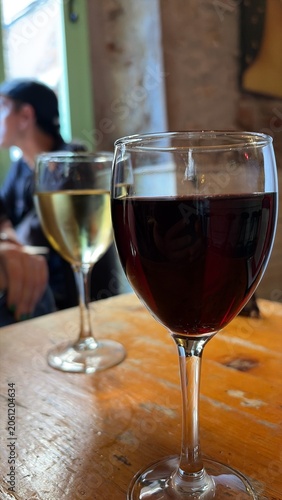 Copas de vino blanco y vino tinto en un bar de copas