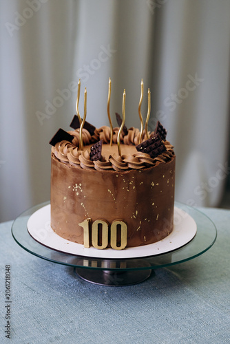 Foto luxurious round chocolate buttercream cake decorated with piped chocolate rosett