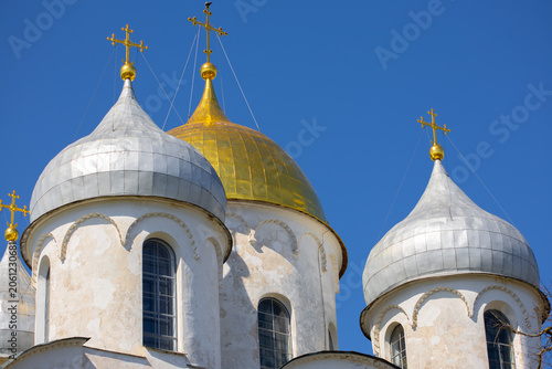 Quadro su tela Gold and silver onion domes with Orthodox crosses against blue sky