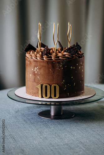 Bild auf Leinwand luxurious round chocolate buttercream cake decorated with piped chocolate rosett