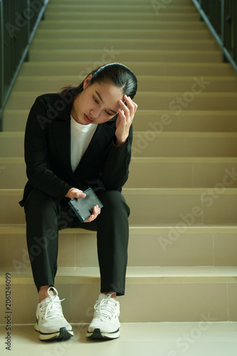Cuadro en lienzo Young asian businesswoman sitting on office stairs, feeling stressed and sufferi
