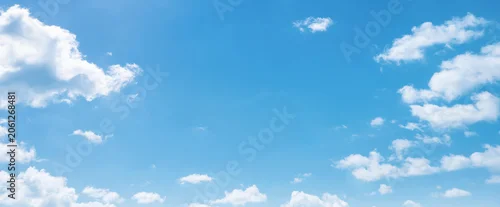 Panel kuchenny z motywem Soft clouds drift across a vivid blue sky