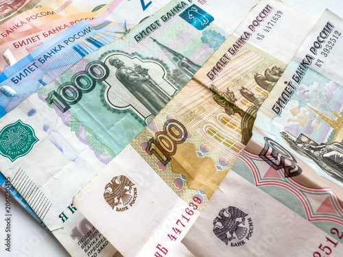Foto Various denominations of Russian roubles displayed in a close-up arrangement on