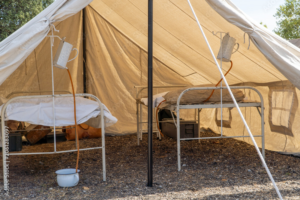Obraz premium Second world war field hospital operating room tent on a historic reenactment