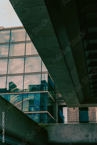 Photography Modernes Glasgebäude und Betonbrücke in Dublin aus ungewöhnlicher Froschperspekt