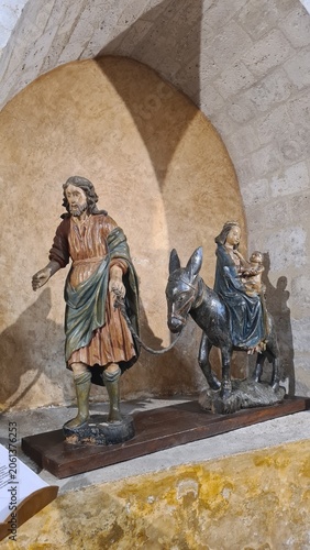 Canvastavla Magnifique groupe sculpté d'origine médiévale représentant la Fuite en Égypte de