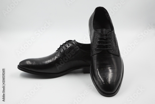 Elegant Men's Black Leather Dress Shoes with Textured Detail