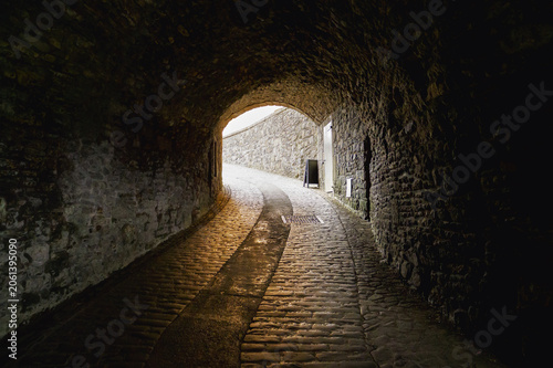 Tableau sur toile Tunnel en pierre de Stirling avec passage voûté et pavés