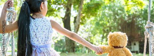 Konstfotografi Banner Happy Child hug teddy bear in green park playground