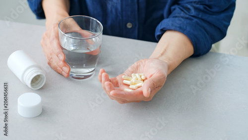 Canvas Print 大量の薬を飲もうとする女性
