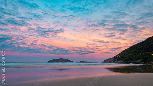 paisagem do crepúsculo na praia do  Santinho, Ingleses, Florianópolis, Santa Catarina, Brasil ao fundo a ilha das aranhas 