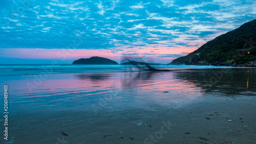 crepúsculo e a pesca artesanal do peixe tainha  Santinho, Ingleses, Florianópolis, Santa Catarina, Brasil ao fundo a ilha das aranhas 
