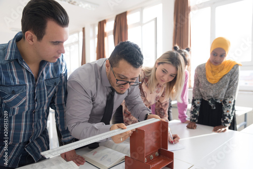 Fotografía Engineering Students Collaborating on Metal Structural Model in