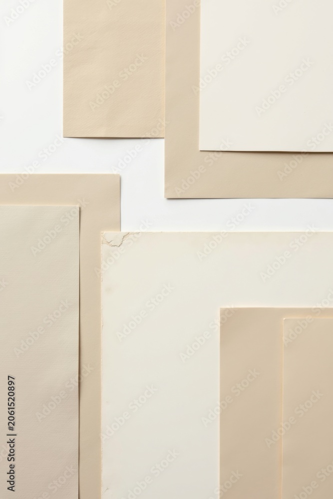 Fototapeta premium Composición plana con papeles que crean una sensación de profundidad y dimensionalidad, con estilo editorial