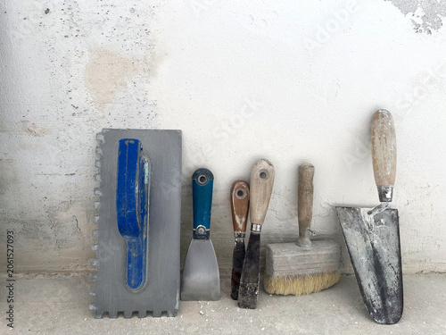 Canvastavla Putty knives, trowel and brush near wall indoors