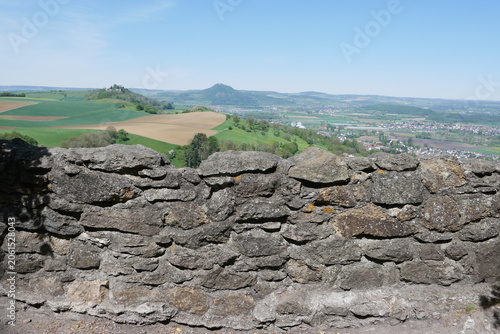 Brüstungsmauer an der Burgruine Hohenkrähen im Hegau