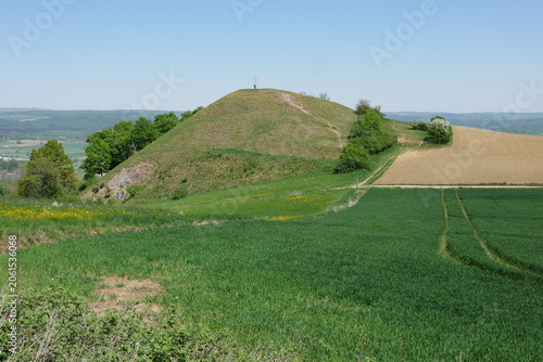 Hügel in Vulkanlandschaft im Hegau